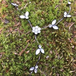 RHINESTONE FLORAL & LEAF DESIGN NECKLACE